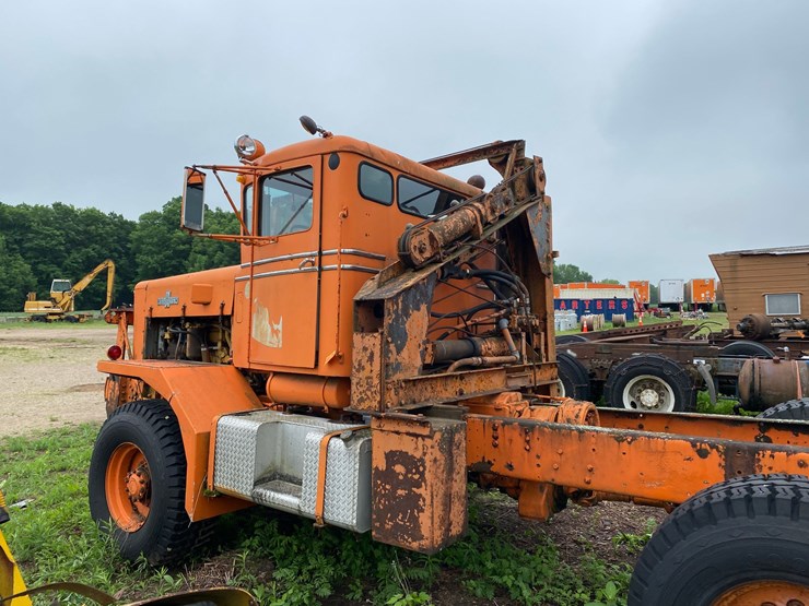 #1569-•-oshkosh-semi-tractor-image-6