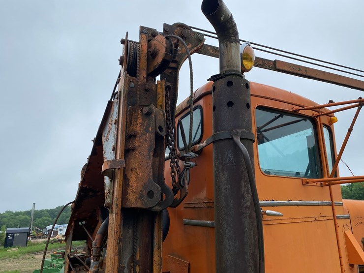 #1569-•-oshkosh-semi-tractor-image-21