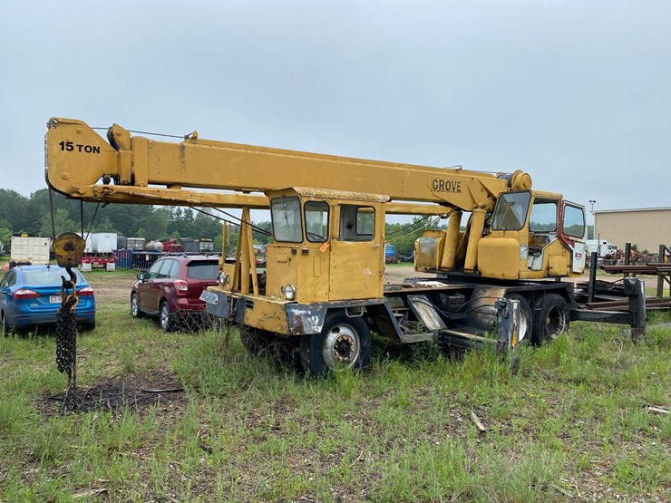 #1558-•-grove-15-ton-crane-image-1