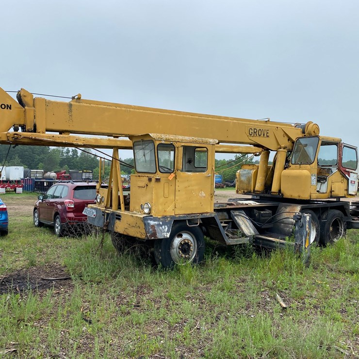 #1558 • Grove 15 Ton Crane