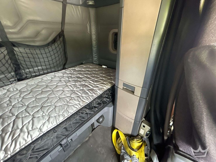 2016-freightliner-cascadia-132-image-26