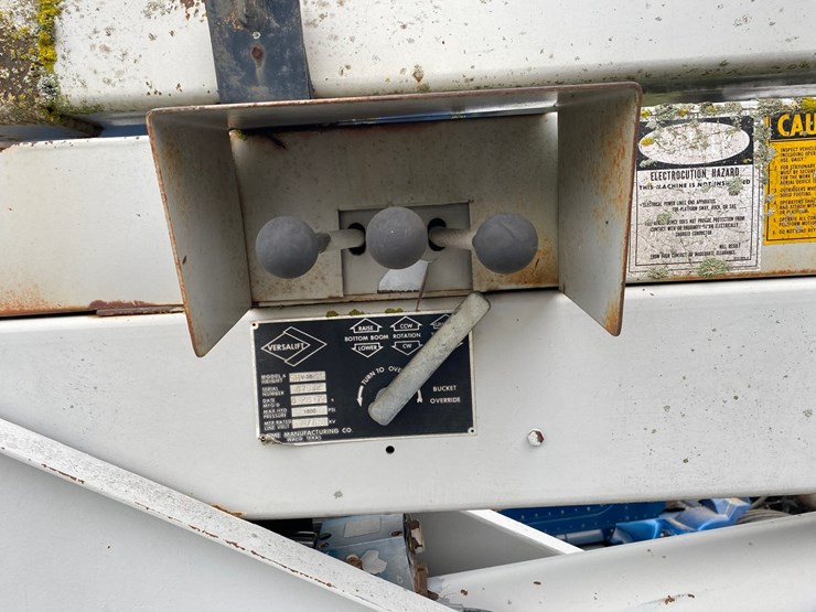#1561-•-1988-international-boom-service-truck-image-21