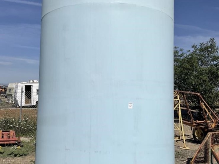 7000g-upright-poly-tank-image-1