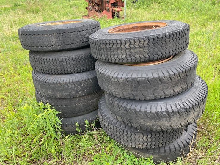 #1615-•-(8)-semi-tires-with-split-rims-image-1