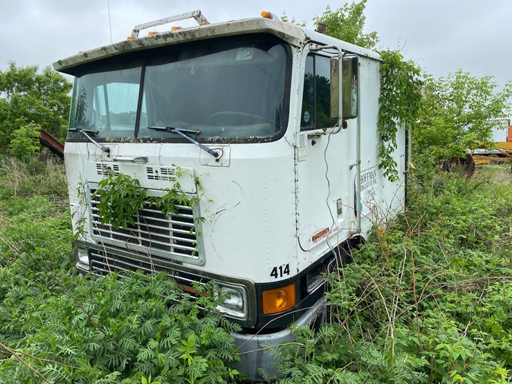 #1617-•-international-cab-over-semi-tractor-image-1