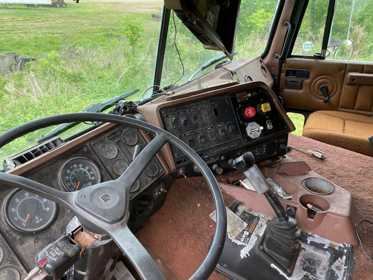 #1617-•-international-cab-over-semi-tractor-image-8