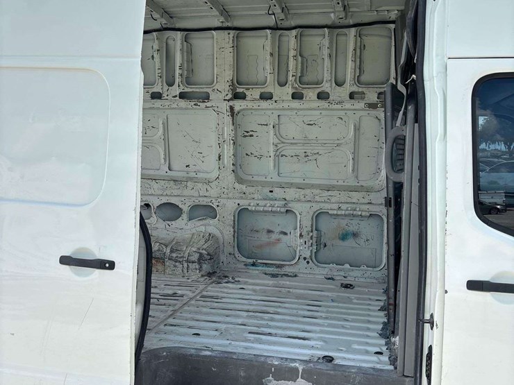2017-nissam-nv2500hd-cargo-van-image-13