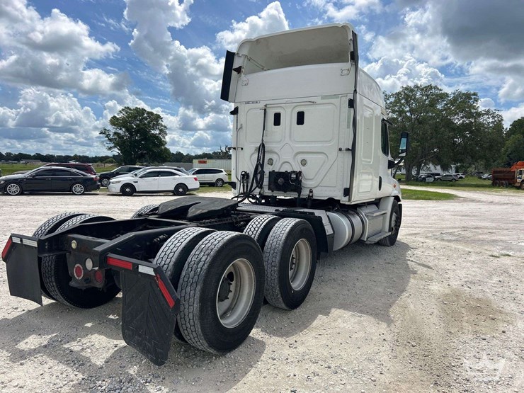 2016-freightliner-cascadia-132-image-3