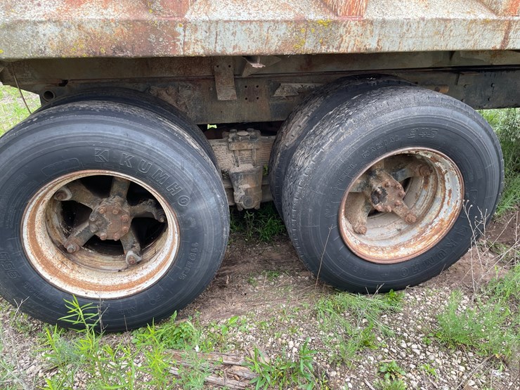 #1392-•-1974-fleetstar-2070a-tandem-axel-dump-truck-image-12