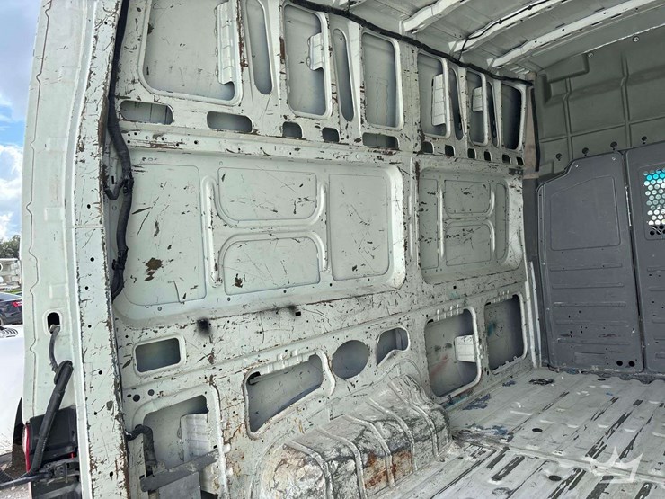2017-nissam-nv2500hd-cargo-van-image-17