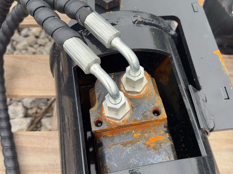 hydraulic-earth-auger-attachment-with-dual-augers-image-2