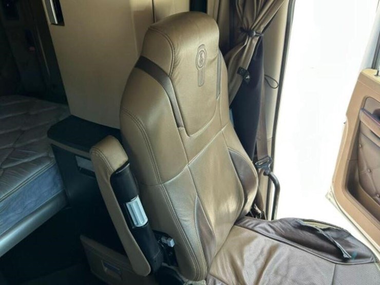 2020-kenworth-t680-image-39
