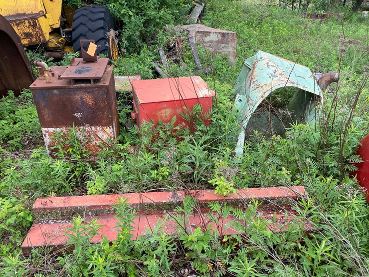 #1590-•-(4)-metal-tanks-and-scrap-iron-image-1