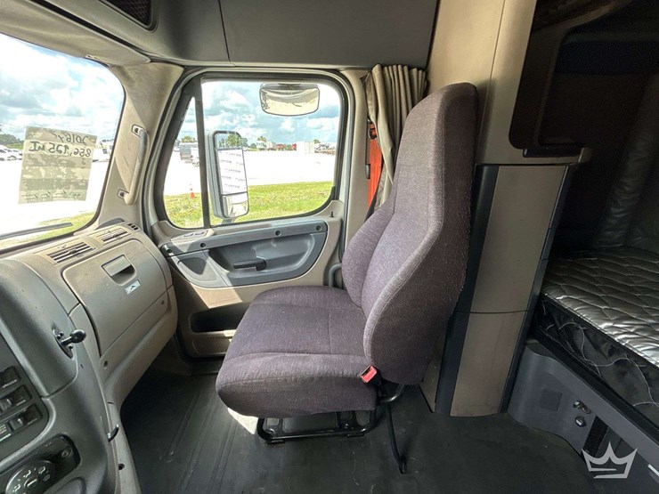 2016-freightliner-cascadia-132-image-20