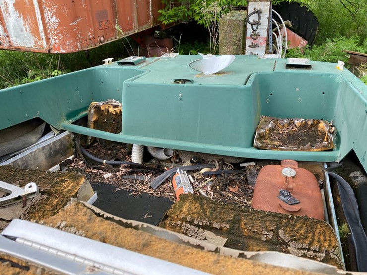 #1629-•-johnson-motors-fiberglass-boat-on-trailer-(no-title)-image-11
