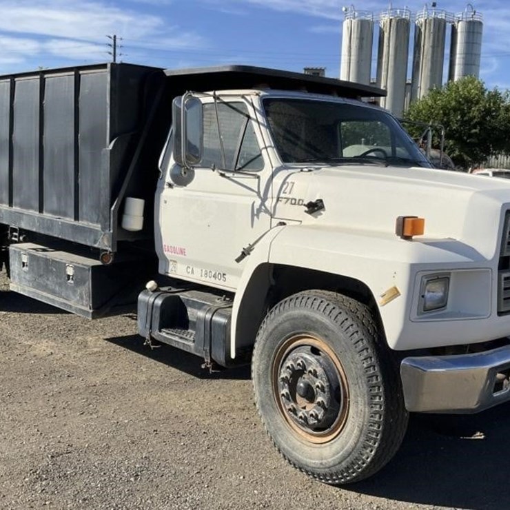 1989 FORD F700