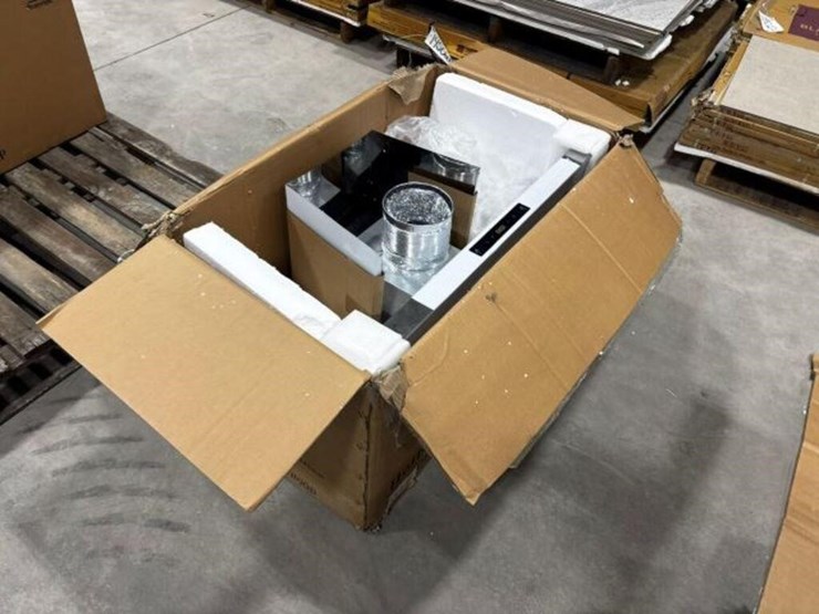 unused-crown-pro-b09-36-in.-stainless-steel-range-image-2
