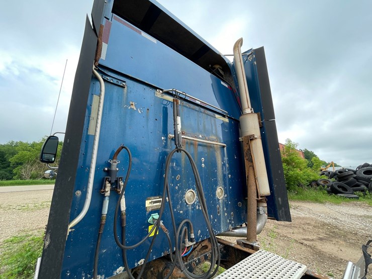 #1377-•-2006-international-9400i-6x4-sleeper-cab-semi-tractor-image-41