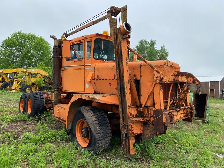 #1569-•-oshkosh-semi-tractor-image-2
