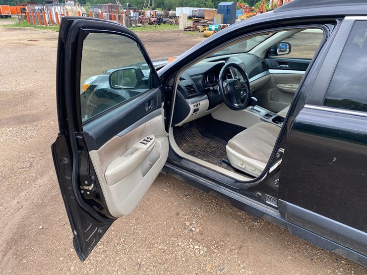 #1394-•-2013-subaru-outback-all-wheel-drive-image-7