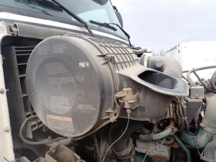 2005-volvo-vn-image-47