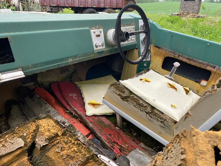 #1629-•-johnson-motors-fiberglass-boat-on-trailer-(no-title)-image-10