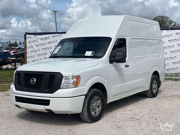 2017-nissam-nv2500hd-cargo-van-image-1