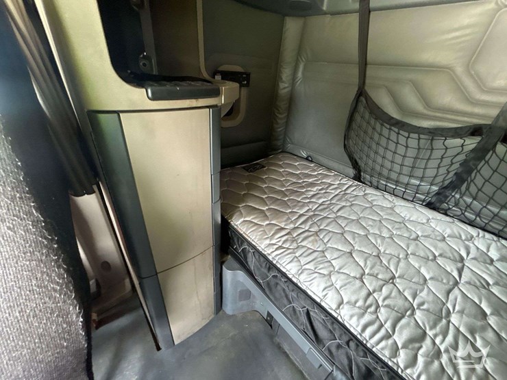 2016-freightliner-cascadia-132-image-23