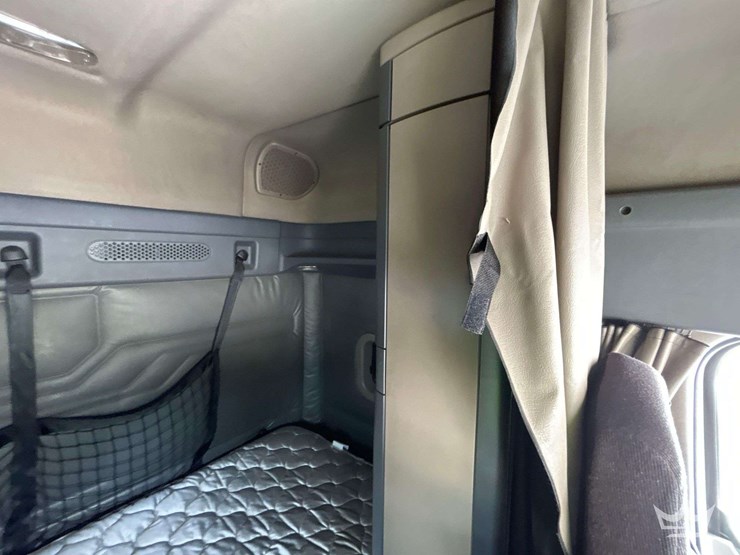 2016-freightliner-cascadia-132-image-27