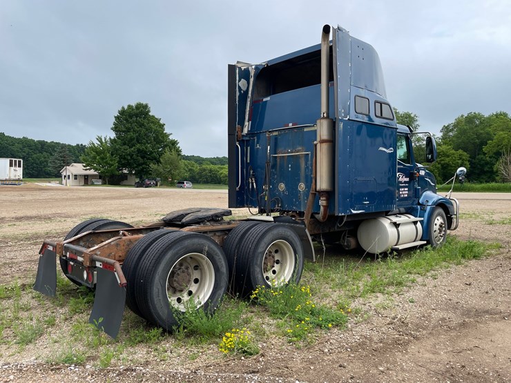 #1377-•-2006-international-9400i-6x4-sleeper-cab-semi-tractor-image-3