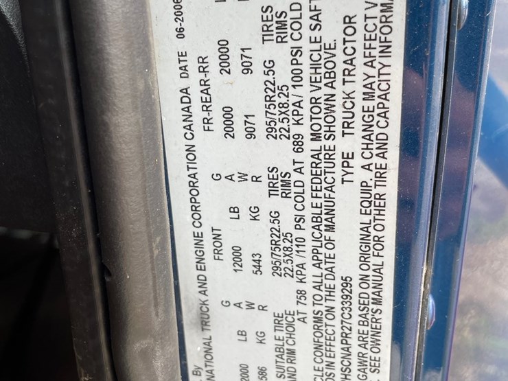 #1377-•-2006-international-9400i-6x4-sleeper-cab-semi-tractor-image-24