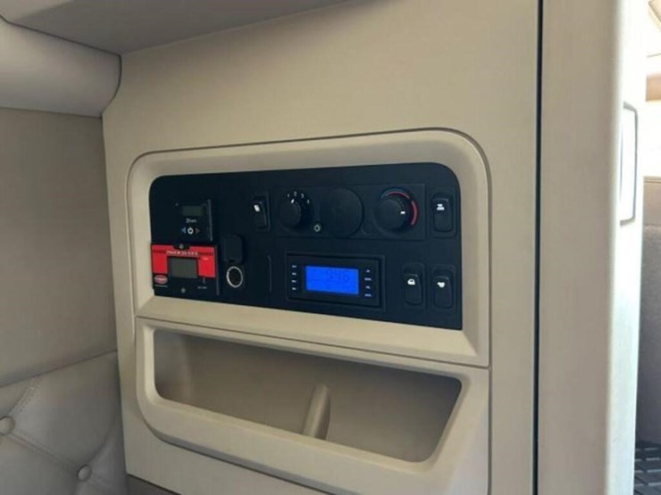 2020-kenworth-t680-image-35