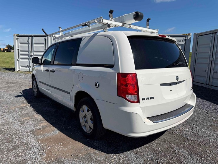 2013-dodge-caravan-image-3