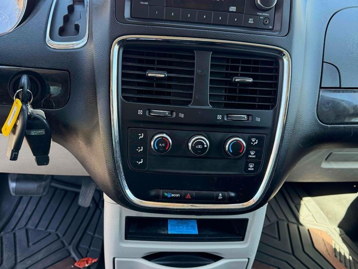 2013-dodge-caravan-image-17