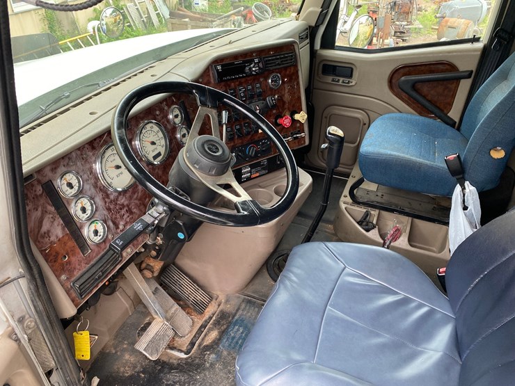 #1560-•-international-9400i-semi-truck-image-8