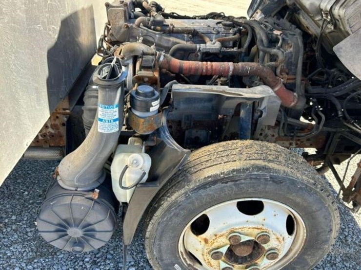 2015-isuzu-nrr-image-23
