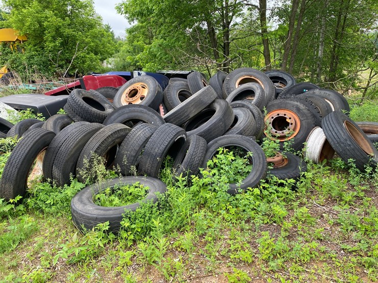 #1586-•-assortment-of-tires-and-rims-image-1