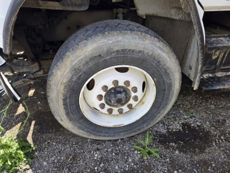 2002-freightliner-fl80-image-13