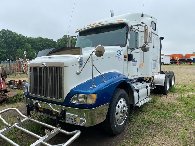 #1560-•-international-9400i-semi-truck-image-1