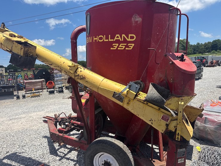 new-holland-853-image-3