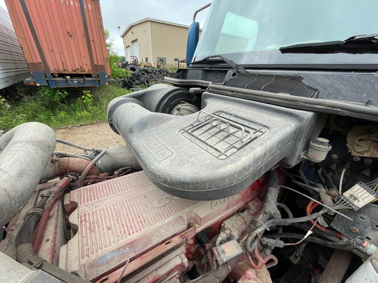 #1377-•-2006-international-9400i-6x4-sleeper-cab-semi-tractor-image-101