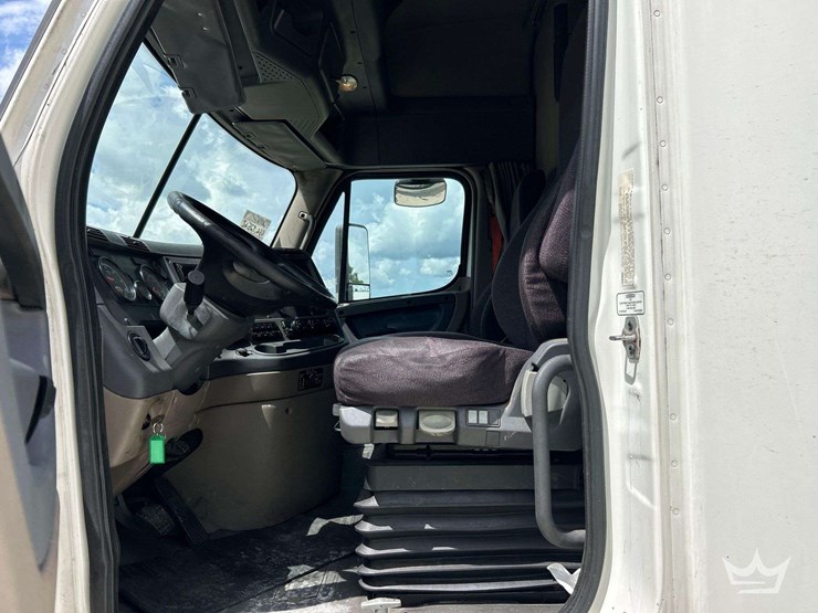 2016-freightliner-cascadia-132-image-12