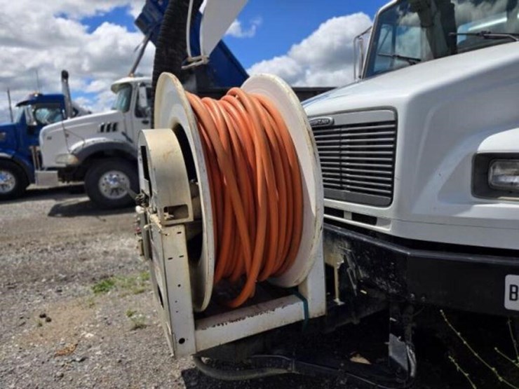 2002-freightliner-fl80-image-23