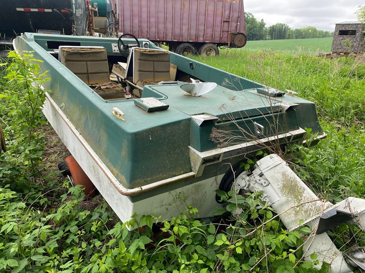 #1629-•-johnson-motors-fiberglass-boat-on-trailer-(no-title)-image-5