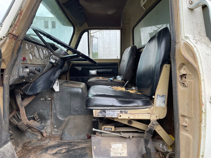 #1392-•-1974-fleetstar-2070a-tandem-axel-dump-truck-image-31