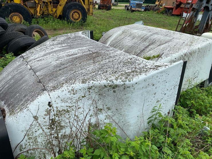 #1587-•-various-semi-tractor-hoods-and-wind-dams-image-6