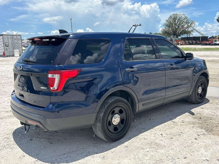 2016-ford-explorer-image-3