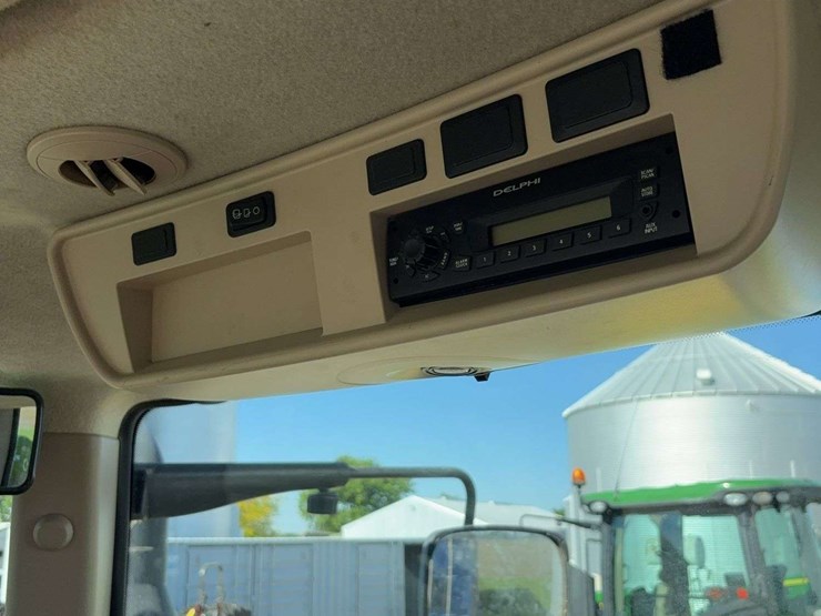 2011-john-deere-8260r-image-48