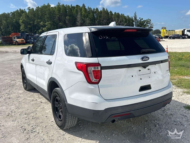 2016-ford-explorer-image-4