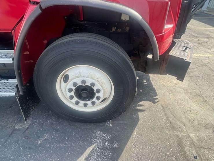 2002-freightliner-fl80-image-10